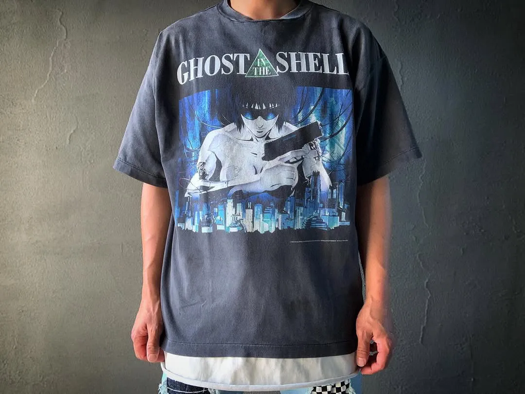 GHOST IN THE SHELL x SAINT Mxxxxxx SS TEE/BLK Classic big IP Ghost in the Shell co-branded model Sunglasses Motoko/Motoko character TEE Washed black S-XL Look for the cylindrical fabric without side seams. The opening is almost meaningless. Asut ready-made garments dyed. The whole piece is sprayed with Ma Liu. Re-spray heavy areas to fade. The collar and cuffs are frayed. Many places are broken. Oversized printing bits. Authentic level restored. Customized joint main mark/wash mark/with little angel anti-counterfeiting mark